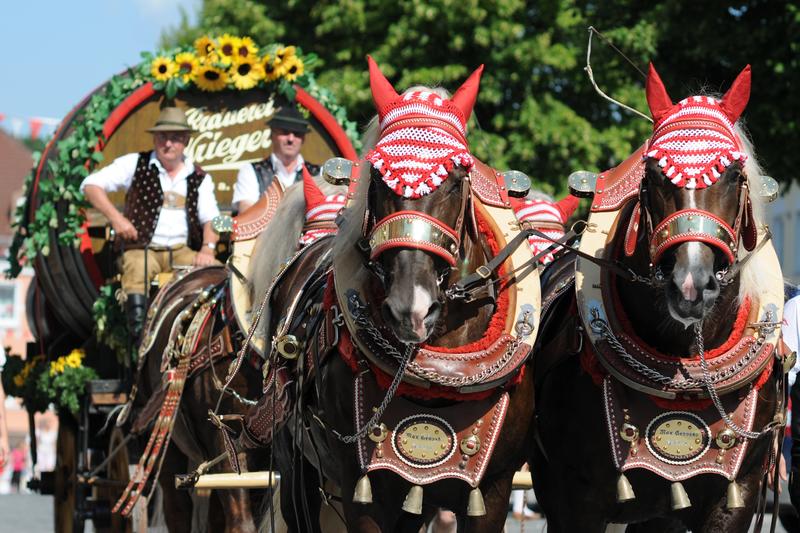 Der Tradition verpflichtet: In Landau an der Isar findet jedes Jahr am Wochenende von &raquo;Peter und Paul&laquo; ein bayerisches Volksfest statt. 