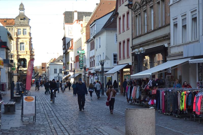 Landau ist heute ein attraktiver und lebendiger Einkaufsort. Um das auch in Zukunft sicherstellen zu k&ouml;nnen, pr&uuml;ft die Stadt regelm&auml;&szlig;ig die Entwicklung des &ouml;rtlichen Einzelhandels und achtet auf m&ouml;gliche Steuerungsbedarfe. 