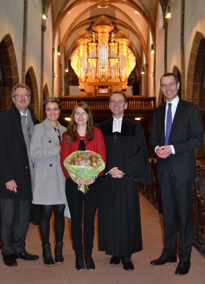 B&uuml;rgermeister und Kulturdezernent Dr. Maximilian Ingenthron (r.) gemeinsam mit der neuen Bezirks- und Stiftskantorin Anna Lin&szlig; (M.), Oberkirchenrat Manfred Sutter (l.), Dekan Volker Janke (2.v.r.) und der Landauer Weinprinzessin Jana I. (2.v.l.) in der La