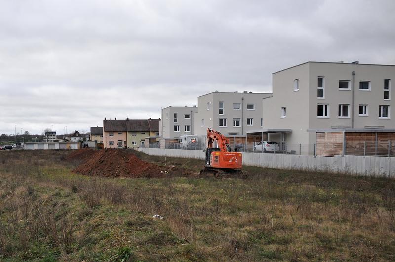 Auf dem Baufeld 33 in der Landauer Paul-von-Denis-Stra&szlig;e soll  ein Nutzungsmix aus Boarding House, Gewerbe, studentischem Wohnen und Mietwohnen entstehen. Aktuell haben arch&auml;ologische Voruntersuchungen begonnen, da auf dem Grundst&uuml;ck Reste des Werks 100 d