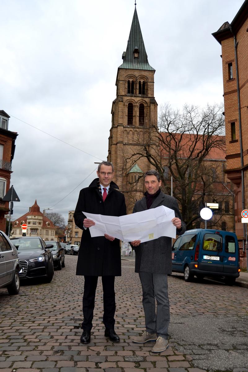 Gemeinsam mit dem Leiter der Abteilung Mobilit&auml;t und Verkehrsinfrastruktur, Ralf Bernhard (r.), hat B&uuml;rgermeister und Verkehrsdezernent Dr. Maximilian Ingenthron (l.) jetzt das vom Stadtrat verabschiedete Bauprogramm 2018-2021 vorgestellt. Eine der umzuse