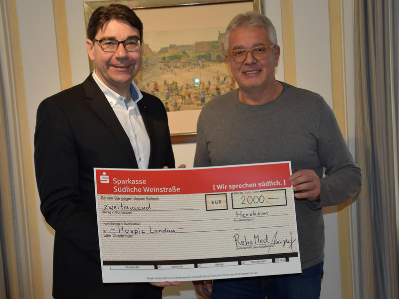 Die REHA med Gesundheitspark GmbH aus Herxheim unterst&uuml;tzt das geplante station&auml;re Hospiz f&uuml;r Landau und die S&uuml;dliche Weinstra&szlig;e mit 2.000 Euro. Gesch&auml;ftsf&uuml;hrer Johannes Eisinger (r.) &uuml;bergab den symbolischen Spendenscheck jetzt an Oberb&uuml;rgermeister Thoma