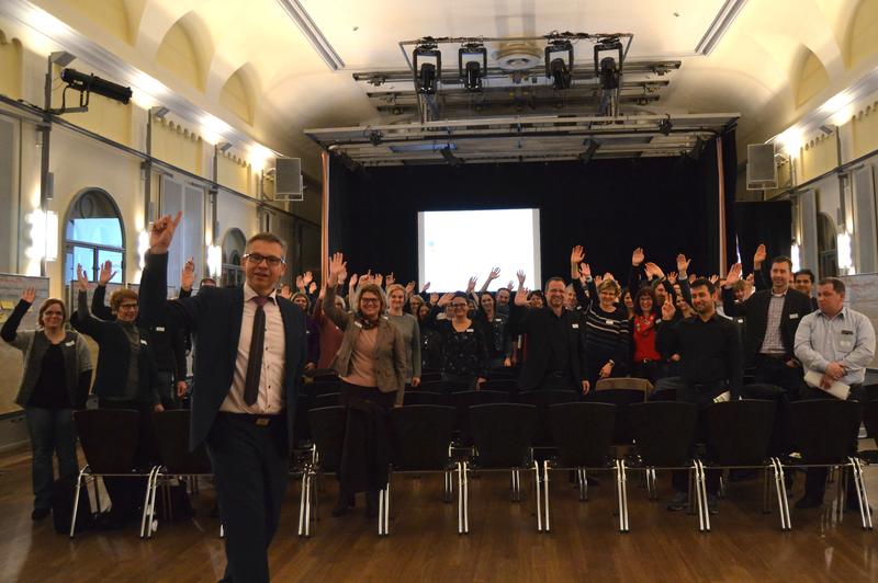 Eine Stimme f&uuml;r die Integration: Die Teilnehmerinnen und Teilnehmer der Integrationskonferenz im Alten Kaufhaus berieten den Entwurf des &raquo;Integrationskonzepts 2.0&laquo; und fassten einen gemeinsamen Empfehlungsbeschluss f&uuml;r den Stadtrat.
