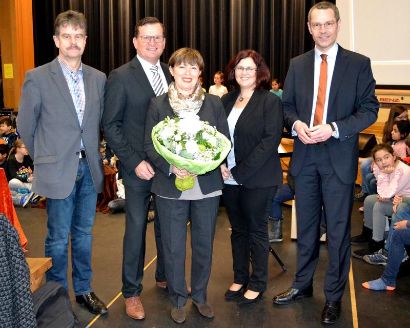 B&uuml;rgermeister und Schuldezernent Dr. Maximilian Ingenthron (r.) gemeinsam mit Queichheims Ortsvorsteher J&uuml;rgen Doll (2.v.l.), M&ouml;rlheims Ortsvorsteher Joachim Arbogast (l.) und Silke Schick von der Aufsichts- und Dienstleistungsdirektion (ADD) (2.v.r.) bei