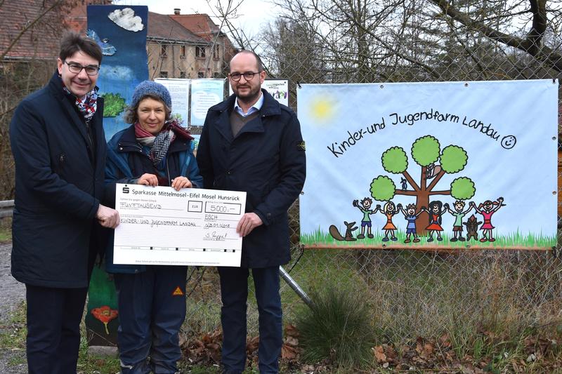 Oberb&uuml;rgermeister Thomas Hirsch (l.), Dagmar Fl&ouml;rchinger, Vorsitzende des Vereins &raquo;Kinder- und Jugendfarm Landau&laquo;, und Stephan Ruppert, Gesch&auml;ftsf&uuml;hrer des Bauunternehmens Matthias Ruppert, bei der Spenden&uuml;bergabe an die Kinder- und Jugendfarm im S&uuml;den de
