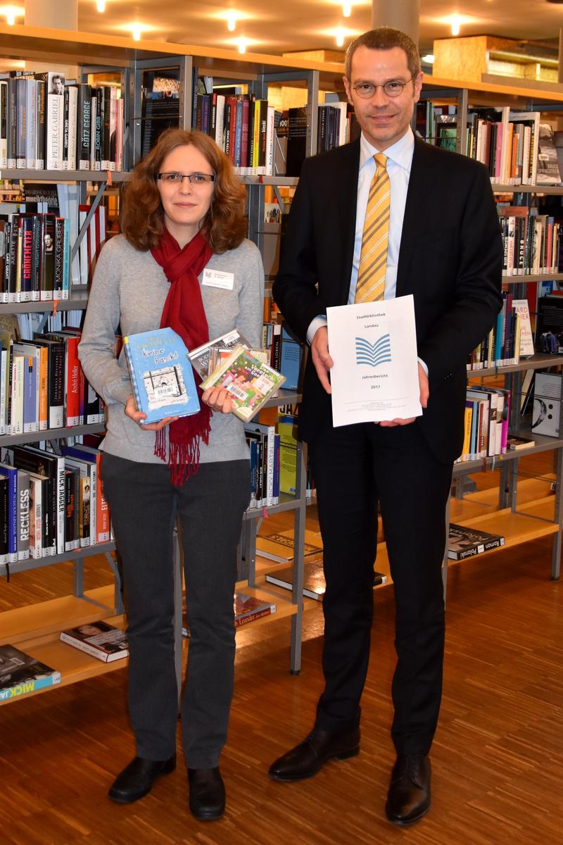 Stellten gemeinsam den Jahresbericht 2017 der Stadtbibliothek Landau vor: Bibliotheksleiterin Amelie L&ouml;hlein und B&uuml;rgermeister Dr. Maximilian Ingenthron. 