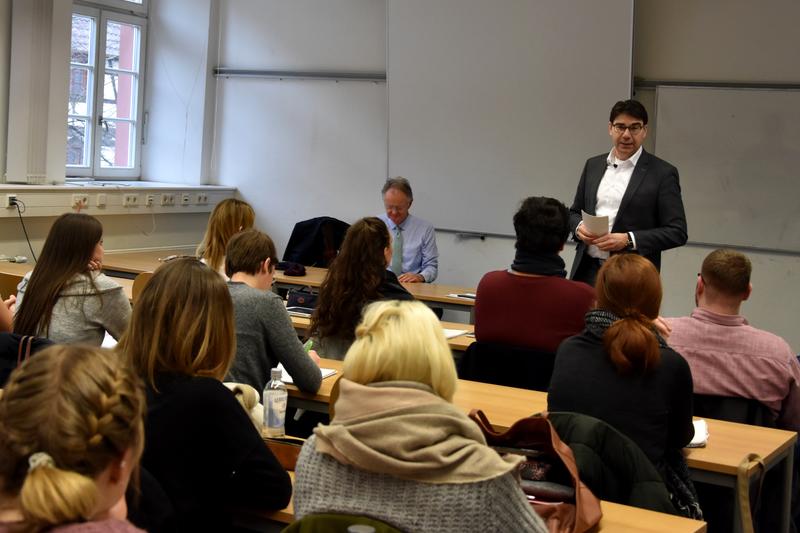 OB Hirsch stattete den Studierenden einen Besuch im Seminarraum in der Roten Kaserne ab und stand ihnen dort Rede und Antwort zu allen Fragen rund um seine T&auml;tigkeiten und Funktionen als Oberb&uuml;rgermeister einer kreisfreien Stadt. 