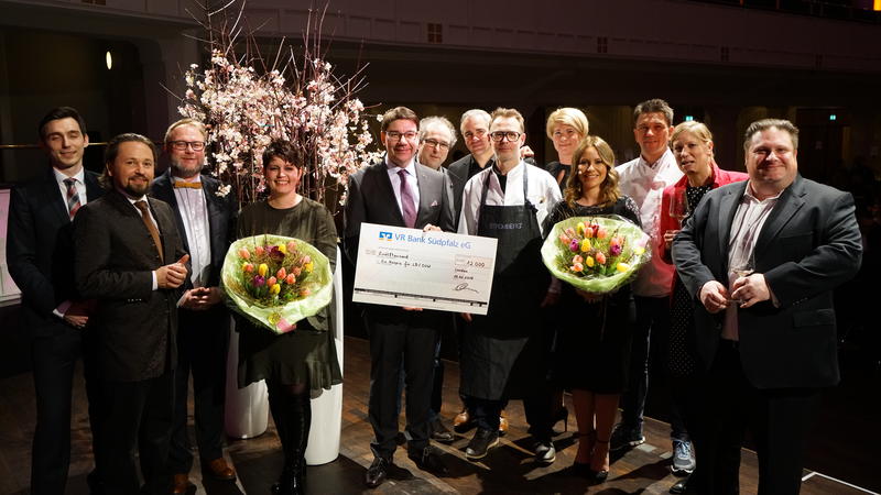 Schlemmen f&uuml;r den guten Zweck: Der Erl&ouml;s der Charity-Auktion bei den ersten S&uuml;dpf&auml;lzer Geschmackserlebnissen in der Jugendstil-Festhalle geht an den F&ouml;rderverein &raquo;Ein Hospiz f&uuml;r LD-S&Uuml;W&laquo;.