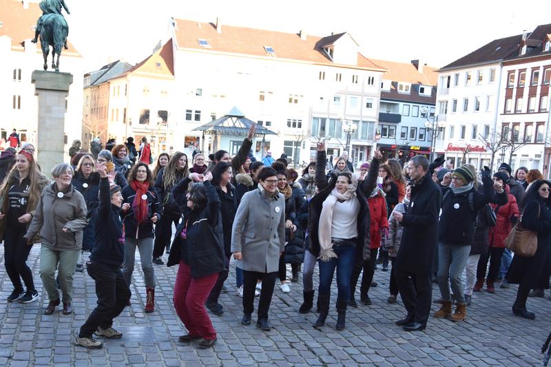 &raquo;Break the Chain&laquo;: Rund 50 Frauen, M&auml;nner und Kinder tanzten auf dem Landauer Rathausplatz zu den Kl&auml;ngen der offiziellen &raquo;One Billion Rising&laquo;-Hymne, darunter auch B&uuml;rgermeister Dr. Maximilian Ingenthron, die Landtagsabgeordnete Christine Schneider und di