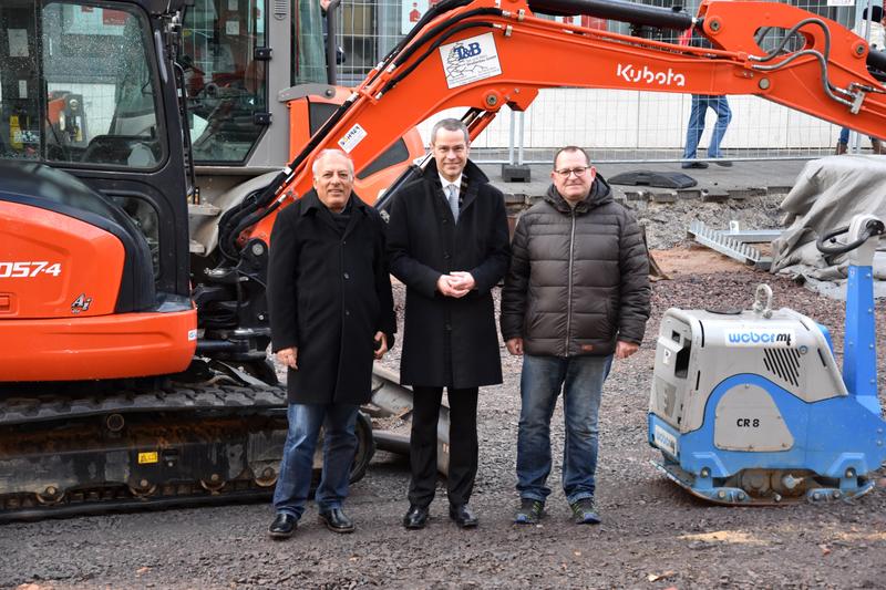 &raquo;Stadtboulevard&laquo; Ostbahnstra&szlig;e: B&uuml;rgermeister und Baudezernent Dr. Maximilian Ingenthron (M.) gemeinsam mit Projektleiter Farid Moayyedi (l.) und Bauleiter Stefan Gierens (r.) im ersten Bauabschnitt zwischen Post und Sparkasse. 