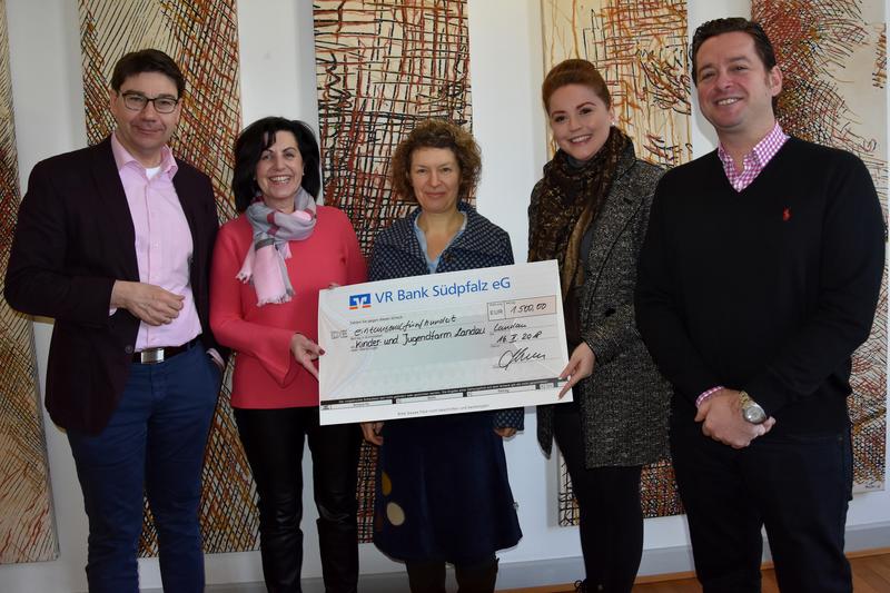 Oberb&uuml;rgermeister Thomas Hirsch, Judith Lelle, Generalsekret&auml;rin des Vereins &raquo;Sven hilft&laquo;, Dagmar Fl&ouml;rchinger, Vorsitzende des Vereins &raquo;Kinder- und Jugendfarm Landau&laquo;, Christin Seiberth von der Firma Art-Concept-Quitschke aus Frankweiler und Adriano Casel