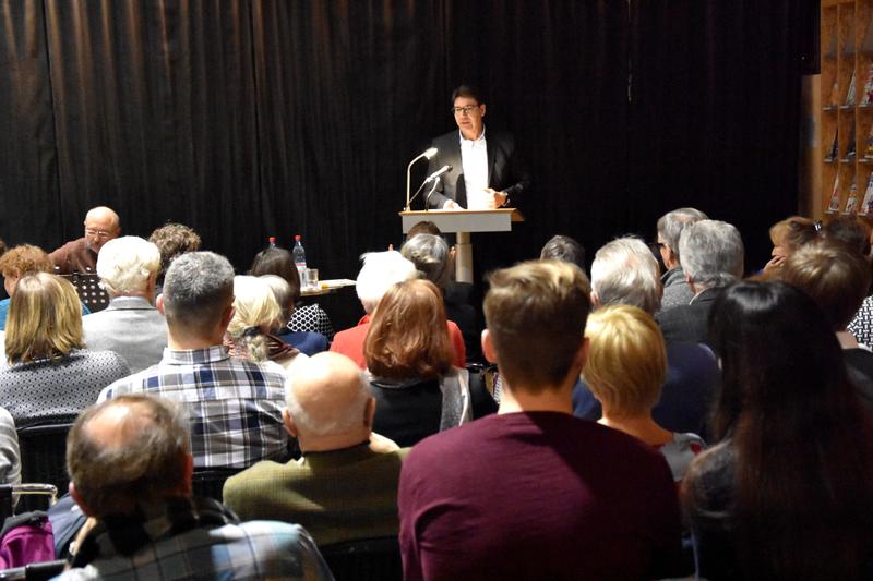 Die gut besuchte Vernissage der Ausstellung &raquo;Demensch&laquo; in der Landauer Stadtbibliothek mit Redner Oberb&uuml;rgermeister Thomas Hirsch. 