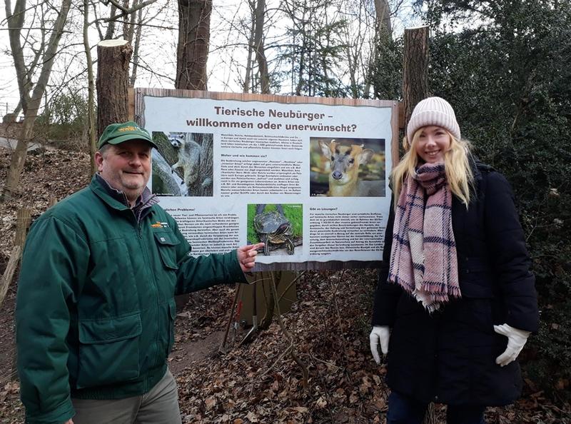 Landaus Zoodirektor Dr. Jens-Ove Heckel &ouml;rtert an einer Infotafel im Zoo Landau mit MdL Nina Klinkel die Herausforderungen durch die EU-Invasivarten-Verordnung.