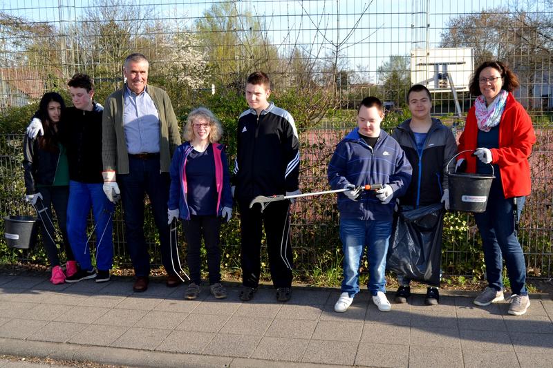 Beigeordneter und Umweltdezernent Rudi Klemm gemeinsam mit Sch&uuml;lerinnen und Sch&uuml;lern der Paul-Moor-Schule beim Aktionstag &raquo;Sauberes Landau&laquo; im vergangenen Jahr.