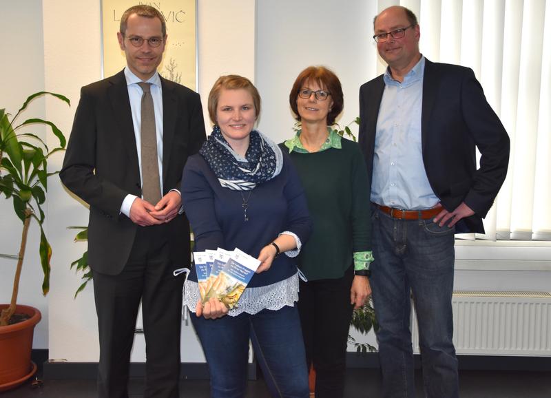 B&uuml;rgermeister Dr. Maximilian Ingenthron (l.) gemeinsam mit dem Leiter des Amts f&uuml;r Recht und &ouml;ffentliche Ordnung, Stefan Joritz (r.), und den beiden Mitarbeiterinnen des Versicherungsamts, Katrin Ziller (2.v.l.) und Brigitte Schreieck (2.v.r.). 