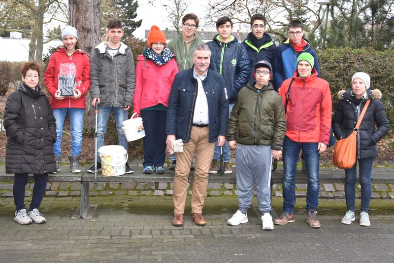 Rund 1.400 Sch&uuml;lerinnen und Sch&uuml;ler haben sich an der Aktion &raquo;Sauberes Landau&laquo; beteiligt. Umweltdezernent Rudi Klemm legte beim Aktionstag auch selbst Hand an und begleitete eine Gruppe der Paul-Moor-Schule beim Einsammeln von M&uuml;ll.