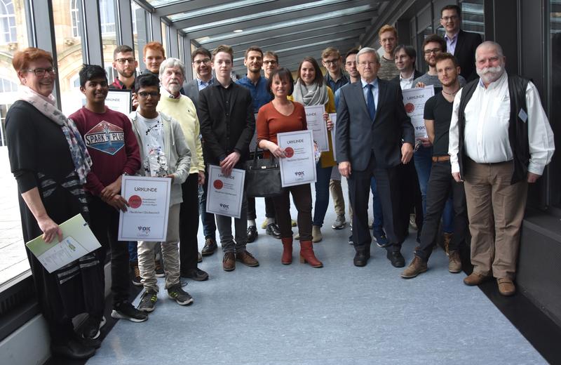 Die Preistr&auml;gerinnen und Preistr&auml;ger des Filmwettbewerbs des OK gemeinsam mit Oberb&uuml;rgermeister Thomas Hirsch, Mitgliedern der Jury und dem Landauer OK-Vorstand Nobert Plein und  Elke Bechtold. 
