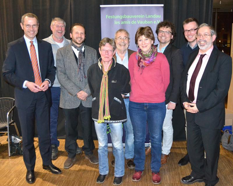 F&uuml;hrungswechsel bei den Freunden Vaubans: B&uuml;rgermeister Dr. Maximilian Ingenthron (l.) gemeinsam mit den neu gew&auml;hlten Mitgliedern des Vorstands des Landauer Festungsbauvereins bei der j&uuml;ngsten Mitgliederversammlung in der Landauer Stadtbibliothek. 