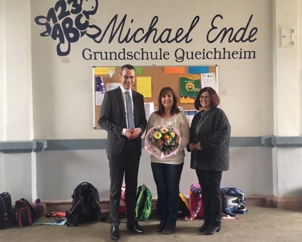 B&uuml;rgermeister und Schuldezernent Dr. Maximilian Ingenthron gemeinsam mit der neuen Schulleiterin der Michael-Ende-Grundschule, Anja Vetter, und Silke Schick (r.), zust&auml;ndige Referatsleiterin der Schulaufsicht f&uuml;r Grundschulen an der ADD in Neustadt.