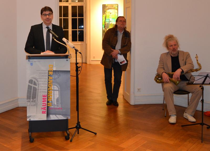 Fortsetzung der erfolgreichen Ausstellung: Die Vernissage zu &raquo;R&auml;ume der Anderen II&laquo; fand am Freitag, 23. M&auml;rz, im Beisein von OB Thomas Hirsch (l.) statt. 