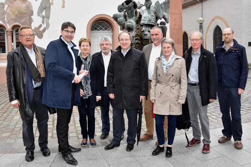Zu Gast bei Freunden: Die Hagenauer Delegation um B&uuml;rgermeister Claude Sturni (5.v.l.) wurde unter anderem von Oberb&uuml;rgermeister Thomas Hirsch (2.v.l.), Beigeordnetem Rudi Klemm (6.v.l.) und Theo Kautzmann, Pr&auml;sident des Oberrheinrats (l.), in Landau empf