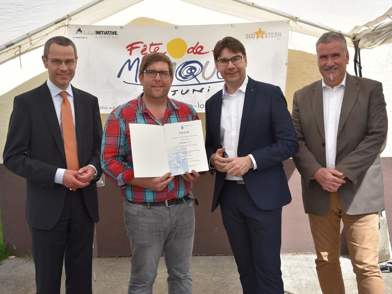 B&uuml;rgermeister Dr. Maximilian Ingenthron, Vereinsvorsitzender Armin Schowalter, Oberb&uuml;rgermeister Thomas Hirsch und Beigeordneter Rudi Klemm (v.l.n.r.) bei der Verleihung des Kunst- und Kulturpreises der Dr. Feldbausch-Stiftung an den Verein S&uuml;dstern. 