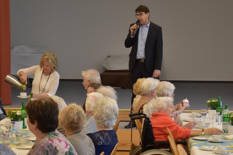 Oberb&uuml;rgermeister und Sozialdezernent Thomas Hirsch begr&uuml;&szlig;te die G&auml;ste des traditionellen Lions-Seniorennachmittags im Gemeindehaus am Stiftsplatz. 