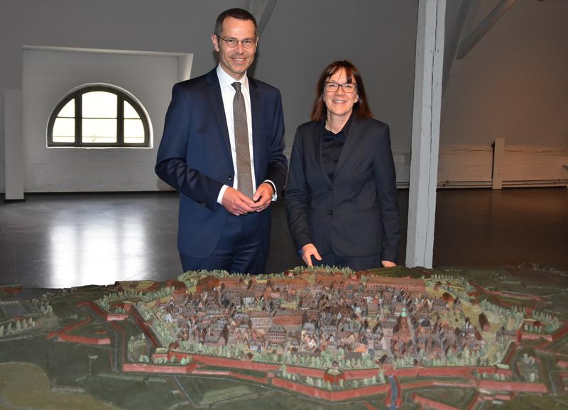 B&uuml;rgermeister und Kulturdezernent Dr. Maximilian Ingenthron gemeinsam mit der Leiterin des Archivs und Museums, Christine Kohl-Langer, am kleinen Festungsmodell, das im neuen &raquo;Museum f&uuml;r Stadtgeschichte Landau in der Pfalz&laquo; zu sehen sein wird. 