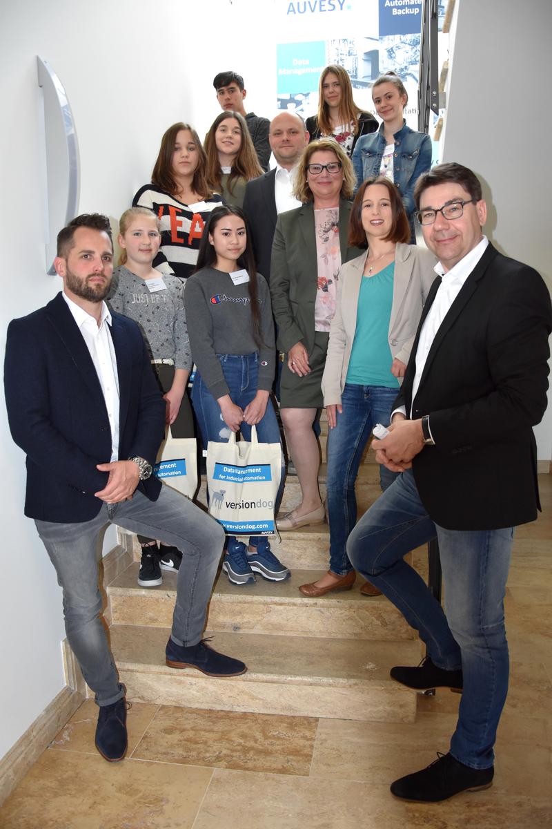 Thomas Hirsch (r.), die st&auml;dtische Gleichstellungsbeauftragte Evi Julier (l.), die Beauftragte f&uuml;r Chancengleichheit am Arbeitsmarkt der Agentur f&uuml;r Arbeit Landau, Sandra Welsch, sowie Auvesy-Gesch&auml;ftsf&uuml;hrer Dr. Tim Weckerle (M.) und Auvesy-Personalchef P