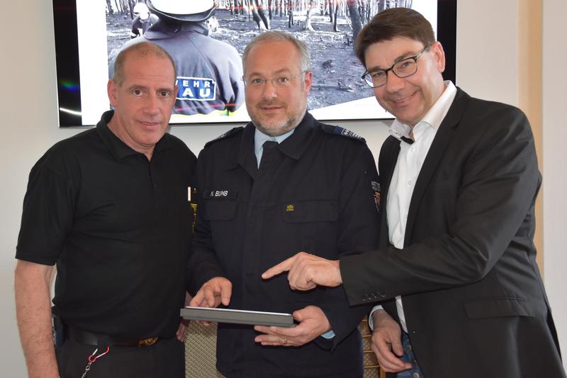 Stadtfeuerwehrinspekteur Dirk Hargesheimer, dessen Stellvertreter Michael Bumb und Oberb&uuml;rgermeister Thomas Hirsch (v.l.n.r.) bei der Vorstellung des Jahresberichts der Freiwilligen Feuerwehr Landau f&uuml;r 2017. 