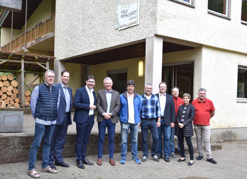 Gemeinsam mit den Vorstandmitgliedern des Tr&auml;gervereins um den Vorsitzenden Walter Hochd&ouml;rffer (5.v.r.), dem Nu&szlig;dorfer Ortsvorsteher Dr. Thorsten S&ouml;gding (4.v.r.) und dem Werkleiter des st&auml;dtischen Geb&auml;udemanagements, Michael G&ouml;tz (2.vl.), war Oberb&uuml;rgerm