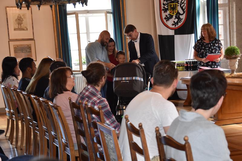 22 Menschen aus 16 verschiedenen Nationen erhielten bei der j&uuml;ngsten Einb&uuml;rgerung im Landauer Rathaus die deutsche Staatsb&uuml;rgerschaft - darunter eine vierk&ouml;pfige Familie mit zwei kleinen Kindern. 