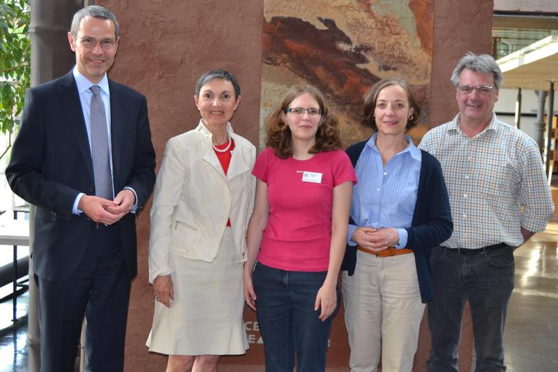 B&uuml;rgermeister Dr. Maximilian Ingenthron (l.) und Bibliotheksleiterin Amelie L&ouml;hlein (M.) gemeinsam mit Marianne Sch&uuml;tz (2.v.l.), Dr. Sieglinde Eberhart und Markus Knecht, drei von vier neuen Vorstandsmitgliedern des Vereins der Freunde der Stadtbibliothek
