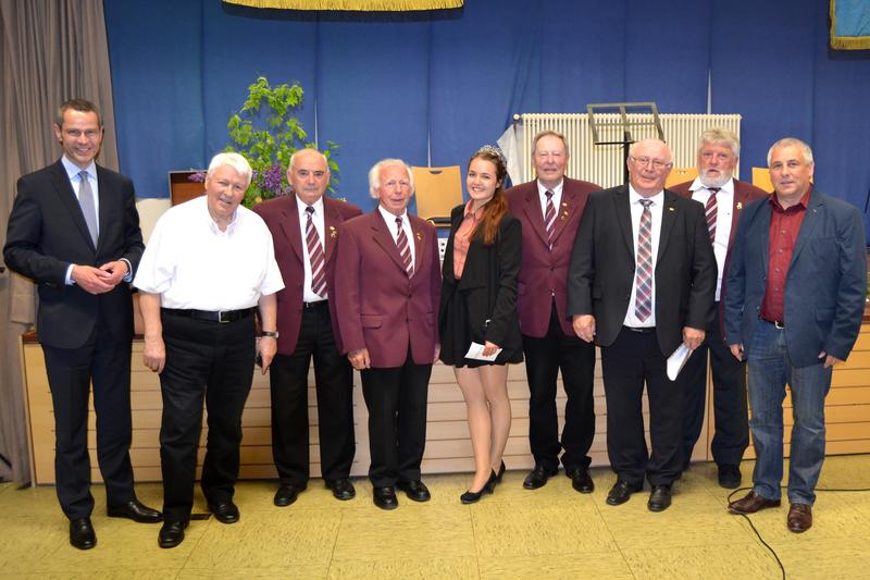 Freuten sich gemeinsam &uuml;ber einen erfolgreichen Konzertabend der Chorgemeinschaft Wollmesheim-Siebeldingen-Rhodt: B&uuml;rgermeister und Kulturdezernent Dr. Maximilian Ingenthron, Dirigent Winfried Gr&uuml;nebaum, S&auml;nger Artur Keller, S&auml;nger Edmund Fix, Landaus Wei