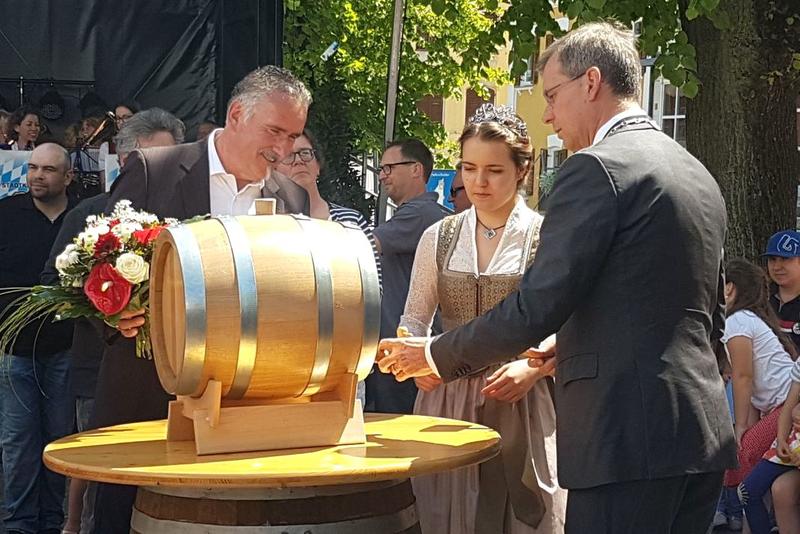 Rudi Klemm, Beigeordneter der Stadt Landau in der Pfalz, Jana Altschuh, Weinprinzessin des pf&auml;lzischen Landaus, und Dr. Helmut Steininger, Erster B&uuml;rgermeister der Stadt Landau an der Isar, gaben am Himmelfahrtstag den Startschuss f&uuml;r das Pf&auml;lzer Weinfest