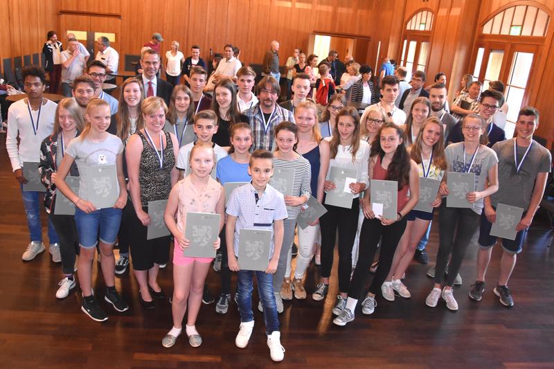 B&uuml;rgermeister und Sportdezernent Dr. Maximilian Ingenthron gemeinsam mit den Sportlerinnen und Sportlern, die jetzt bei einer Feierstunde im Kleinen Saal der Jugendstil-Festhalle mit den Stadtsporturkunden 2017 ausgezeichnet wurden.   