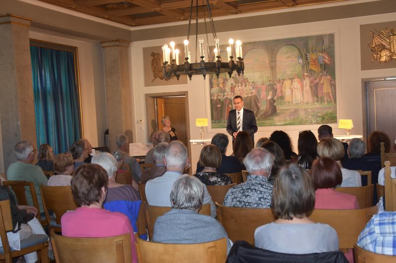 B&uuml;rgermeister und Kulturdezernent Dr. Maximilian Ingenthron begr&uuml;&szlig;te die Besucherinnen und Besucher der Gedenkveranstaltung zur B&uuml;cherverbrennung der Nationalsozialisten im Empfangssaal des Landauer Rathauses. 