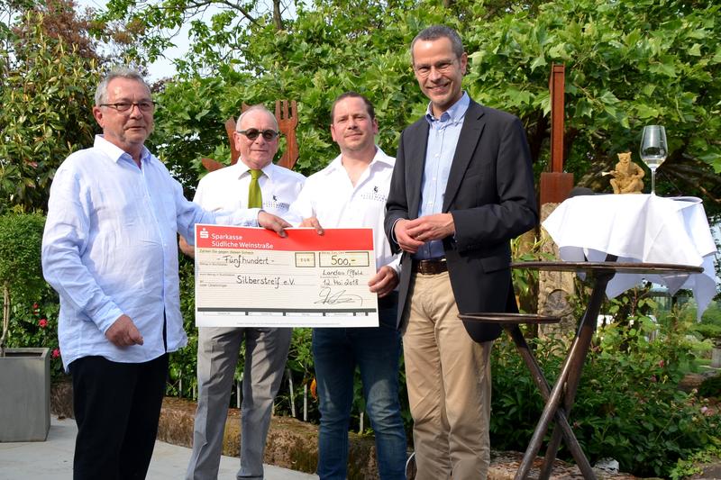 Aktion &raquo;Landauer Hochzeitswingert&laquo;: B&uuml;rgermeister Dr. Maximilian Ingenthron (r.) &uuml;berreichte gemeinsam mit Theobald (2.v.l.) und Thomas Pfaffmann (2.v.r.) den Spendenscheck an den stellvertretenden Vorsitzenden des Vereins Silberstreif, Dr. Christian Knol