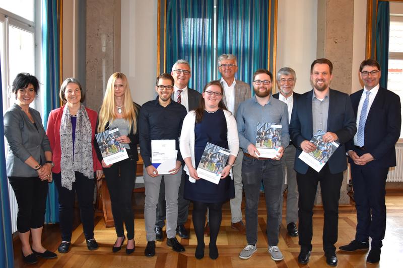 Oberb&uuml;rgermeister Thomas Hirsch (r.), Freundeskreisvorsitzender Prof. Dr. Ulrich Sarcinelli (3.v.r.) und Universit&auml;tsvizepr&auml;sidentin Gabriele Schaumann (2.v.l.) gemeinsam mit den Preistr&auml;gerinnen und Preistr&auml;gern sowie den Sponsorinnen und Sponsoren bei d