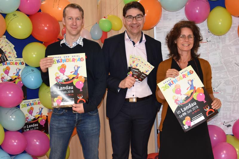 Spiel und Spa&szlig; in der Innenstadt: Gemeinsam mit Ina Rinck von der st&auml;dtischen Jugendf&ouml;rderung und Christian Schmitt von den Aktiven Unternehmern (AKU) hat Oberb&uuml;rgermeister Thomas Hirsch (M.) jetzt das Programm des 26. Landauer Kindertags vorgestellt.