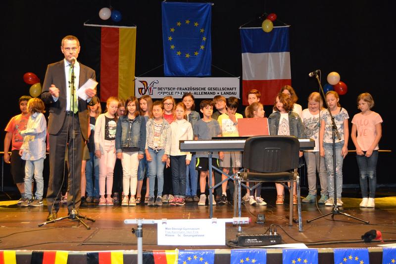 B&uuml;rgermeister und Schul- und Kulturdezernent Dr. Maximilian Ingenthron begr&uuml;&szlig;te die Kinder und deren Lehrkr&auml;fte zum &raquo;Forum Rezitation&laquo;, das die Deutsch-Franz&ouml;sische Gesellschaft Landau regelm&auml;&szlig;ig veranstaltet. 