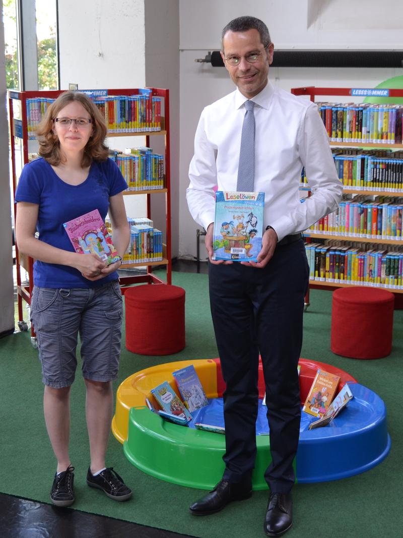 Laden alle interessierten Kinder und Jugendlichen zum Lesesommer 2018 in die Stadtbibliothek Landau ein: Bibliotheksleiterin Amelie L&ouml;hlein und B&uuml;rgermeister Dr. Maximilian Ingenthron. 