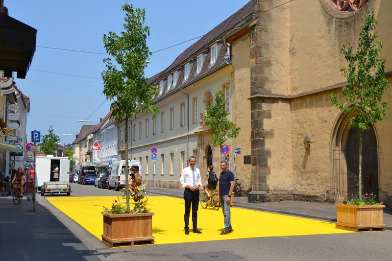 B&uuml;rgermeister und Baudezernent Dr. Maximilian Ingenthron (l.) und Ralf Bernhard, Leiter der Abteilung Mobilit&auml;t und Verkehrsinfrastruktur beim Stadtbauamt, in der Landauer K&ouml;nigstra&szlig;e, wo jetzt der Praxistest zur Aufwertung begonnen hat. 