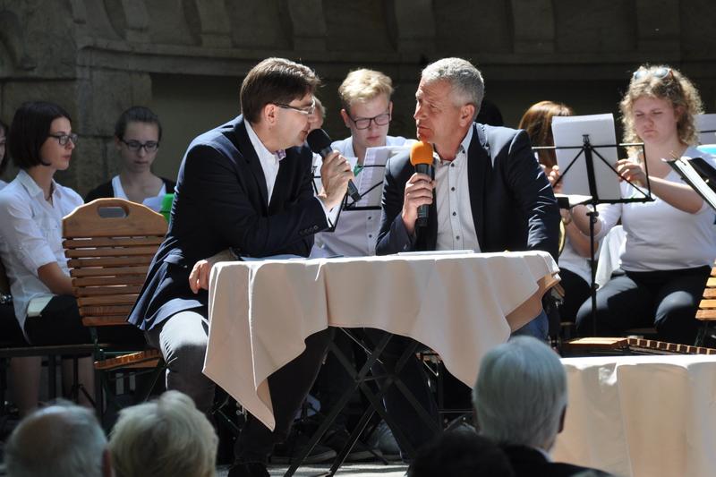 Im vergangenen Jahr kam Oberb&uuml;rgermeister Thomas Hirsch (l.) beim Thema &raquo;Jahrestage der Stadtgeschichte&laquo; der Musikalischen Goetheparkplaudereien unter anderem mit Godramsteins Ortsvorsteher Michael Schreiner ins Gespr&auml;ch. 