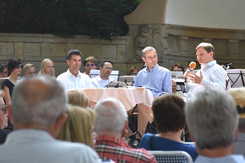 Gemeinsam mit seinen G&auml;sten plauderte B&uuml;rgermeister Dr. Maximilian Ingenthron &uuml;ber Vergangenheit, Gegenwart und Zukunft der Landauer Stadtkapelle.
