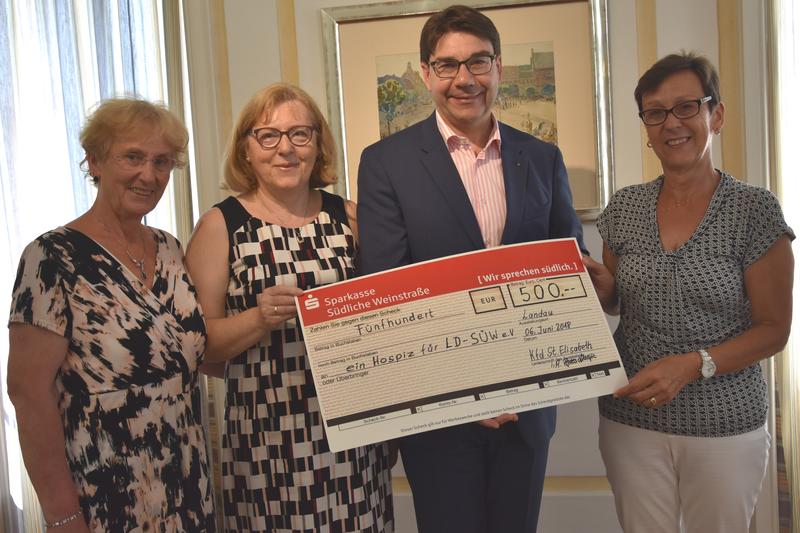 Oberb&uuml;rgermeister Thomas Hirsch gemeinsam mit Roswitha Hinterlang, Traudel He&szlig; und Agnes Marijic (v.l.n.r.) von der Katholischen Frauengemeinschaft St. Elisabeth. 