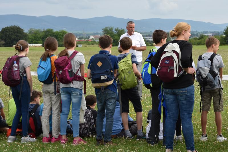 Beigeordneter Rudi Klemm begr&uuml;&szlig;te die Teilnehmerinnen und Teilnehmer zum Umweltaktionstag auf dem Ebenberg.  