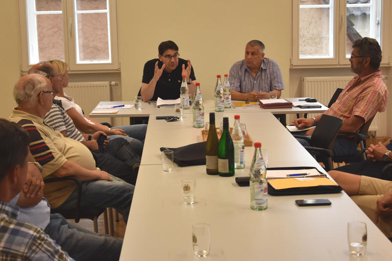 Vor-Ort-Gespr&auml;ch in Wollmesheim: Oberb&uuml;rgermeister Thomas Hirsch tauschte sich jetzt mit Ortsvorsteher Rolf Kost und neun weiteren Mitgliedern des Ortsbeirats aus. 
