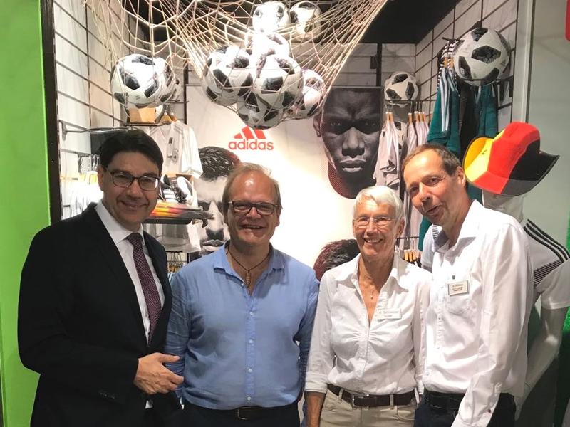 70 Jahre innerst&auml;dtischer Handel: Oberb&uuml;rgermeister Thomas Hirsch (l.) gratuliert dem Sportgesch&auml;ft Postleb mit Gesch&auml;ftsf&uuml;hrer Peter Postleb (2.v.l.) zum Jubil&auml;um. 