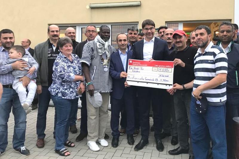 In seiner Funktion als Vorsitzender des F&ouml;rdervereins &raquo;Ein Hospiz f&uuml;r LD-S&Uuml;W&laquo; nahm Oberb&uuml;rgermeister Thomas Hirsch die Spende der muslimischen Gemeinden Landaus entgegen. 
